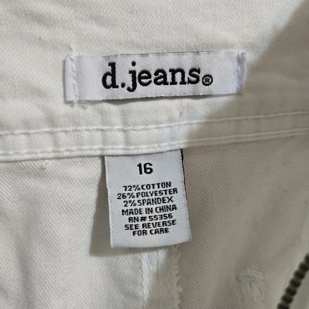 D Jeans Women's White Denim Shorts Size LG Mid Rise Pockets Button Detail Casual